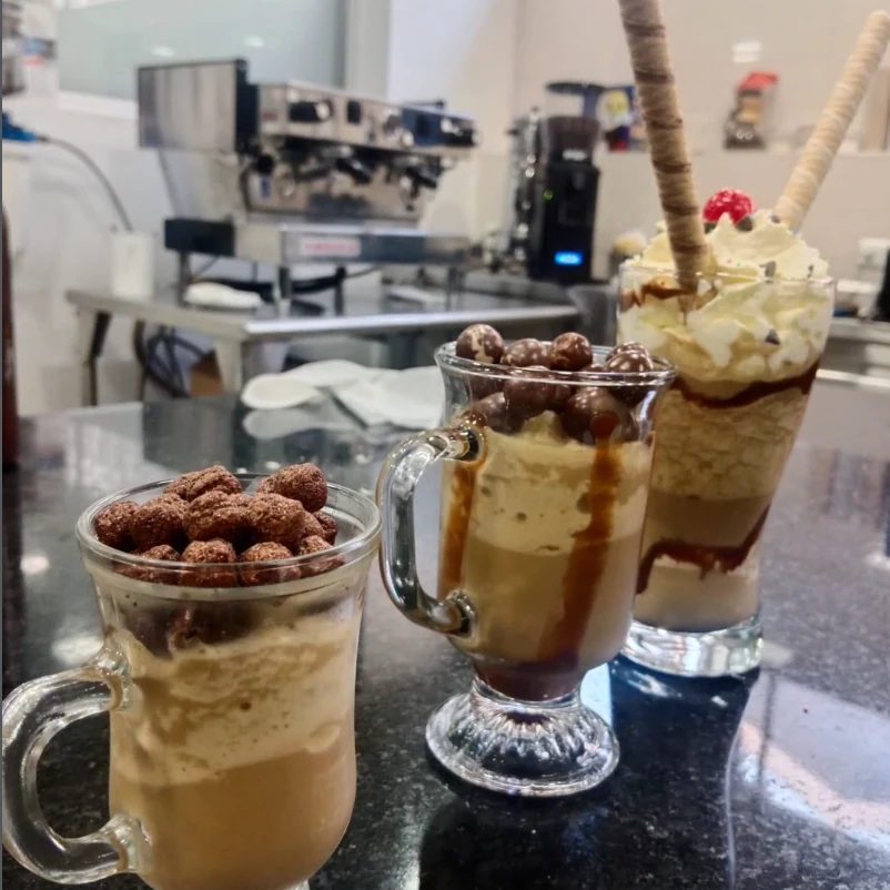 Varias bebidas frías y cremosas preparadas con café