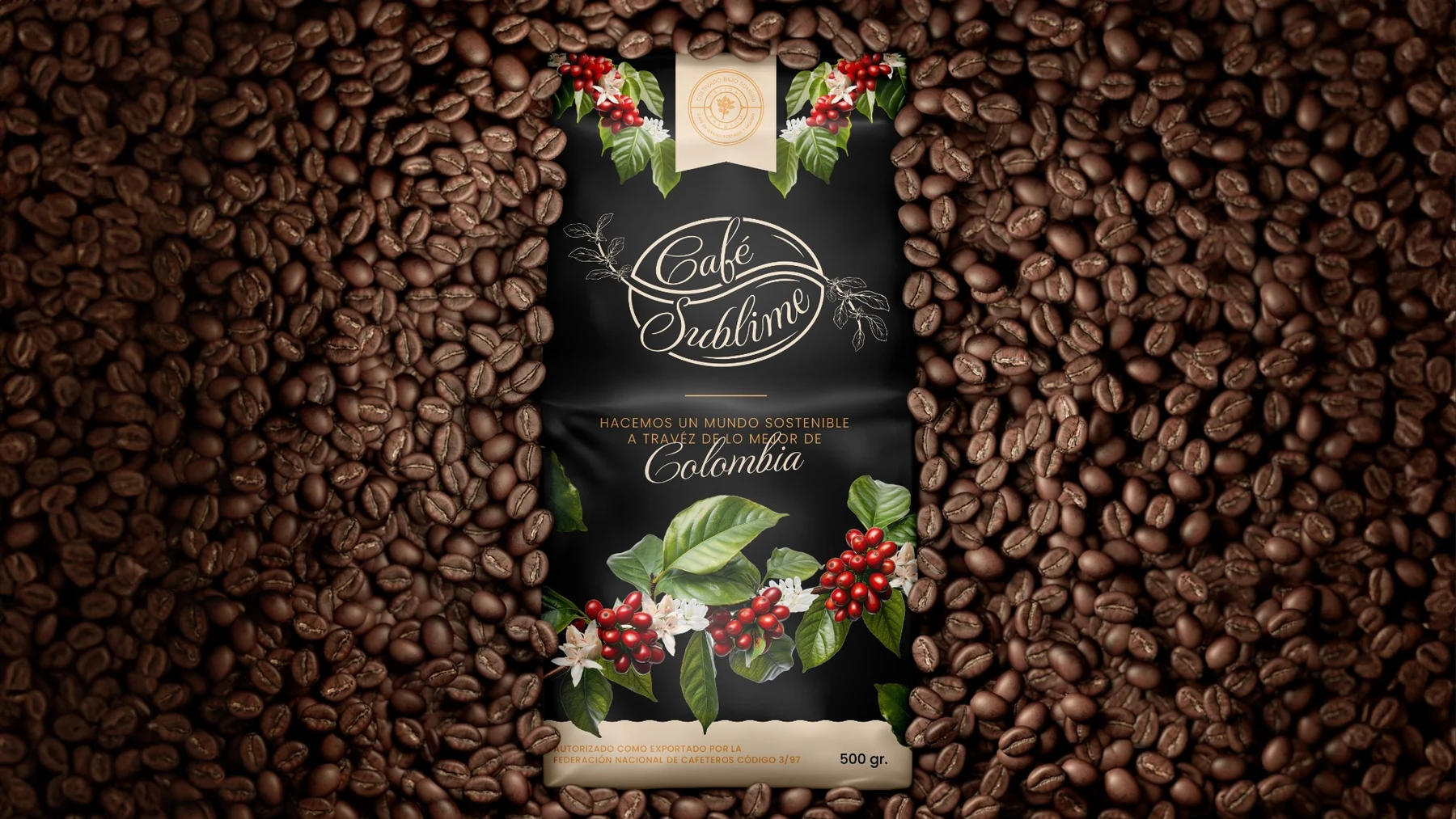 Empaque de Café Sublime de 500 gramos rodeado de granos de café tostado, flores y cerezas de café